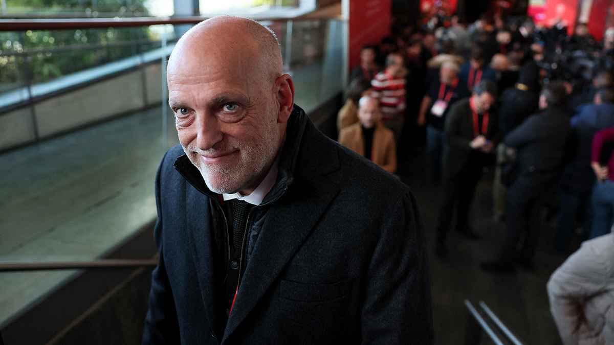 أغرب ما طلبه تيباس للموافقة على تسجيل أولمو نجم برشلونة