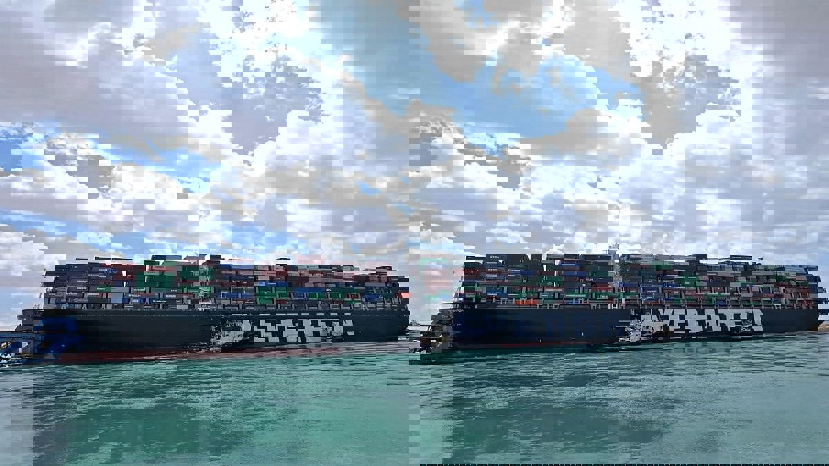 جهة تأمين على "إيفر غيفن": هيئة قناة السويس كانت تتحكم في سرعة السفينة قبل جنوحها