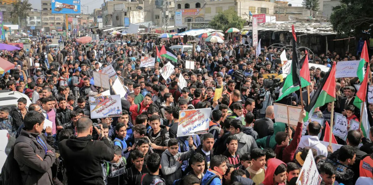 مسيرات حاشدة لموظفي وكالة "أونروا" في غزة بسبب تقليص مخصصاتها المالية