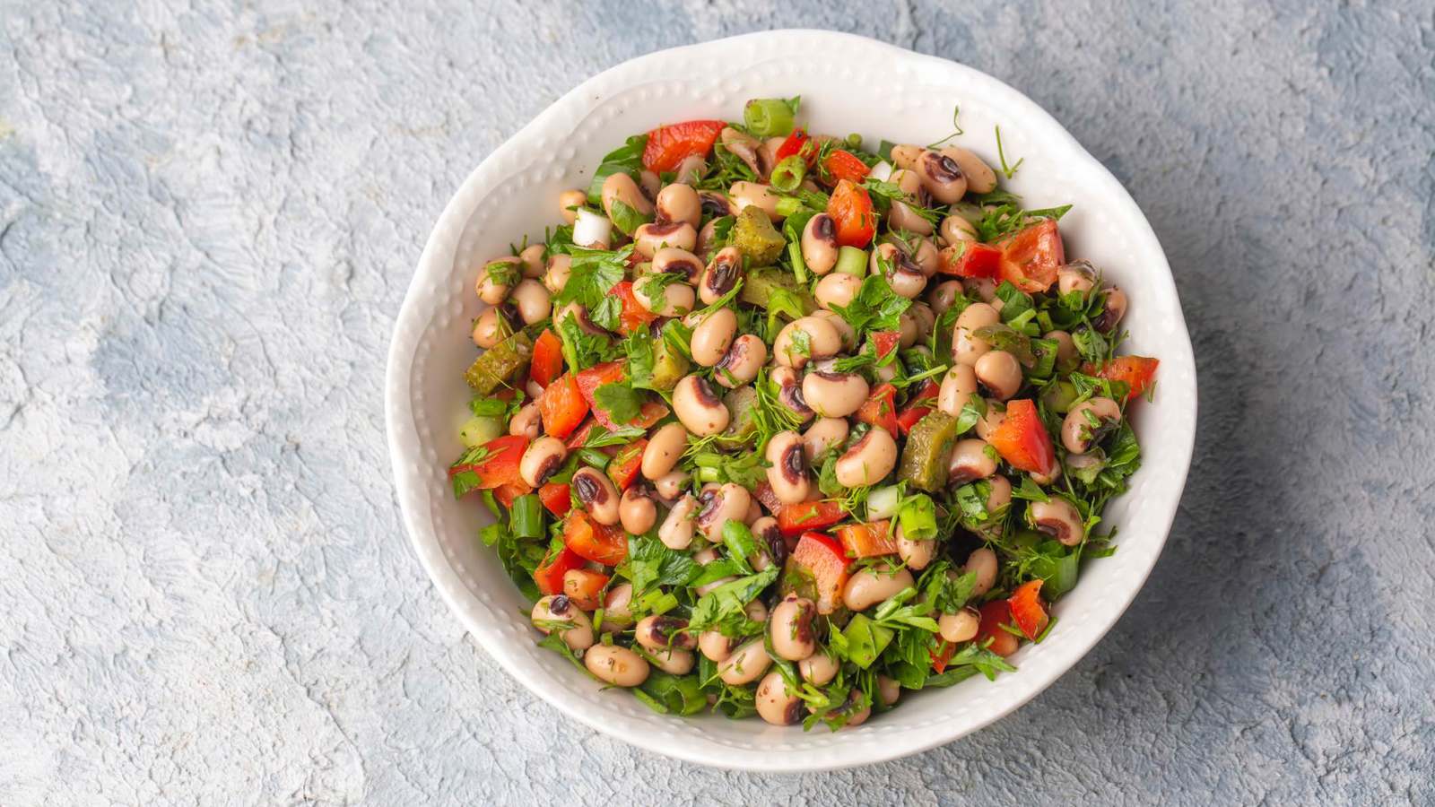 ترند سلطة الفاصوليا على "تيك توك".. ماذا يقول خبراء التغذية؟ (فيديو)