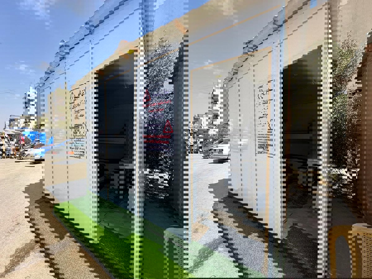 فلسطيني يصمم منازل خشبية متنقلة لإيواء النازحين في قطاع غزة (صور)