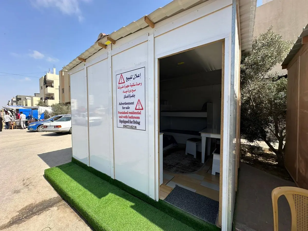 فلسطيني يصمم منازل خشبية متنقلة لإيواء النازحين في قطاع غزة (صور)