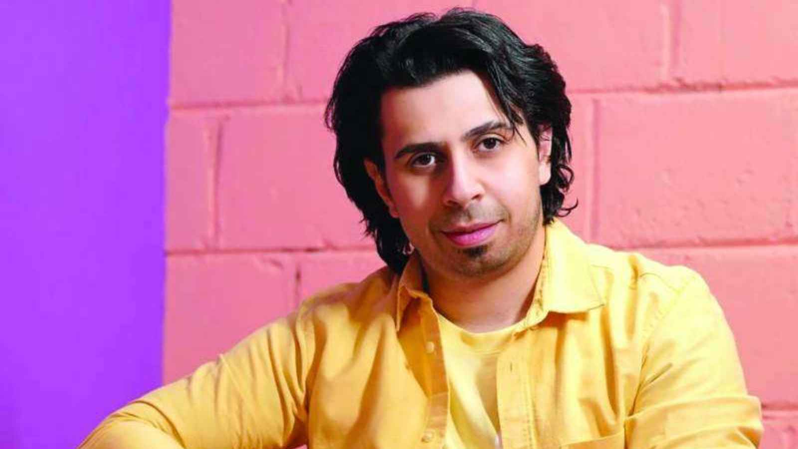 فنان كويتي يطلق أغنية ضد فرض بصمة دوام ثالثة على الموظفين (فيديو)