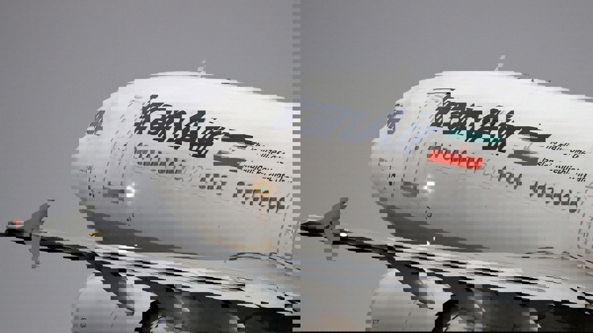 طائرة إيرانية تهبط اضطراريا فى مطار طهران