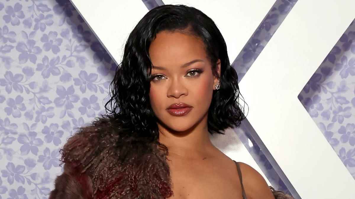 ريهانا تكشف عن مفاجأة خلال حفل "ميت غالا" (فيديو)