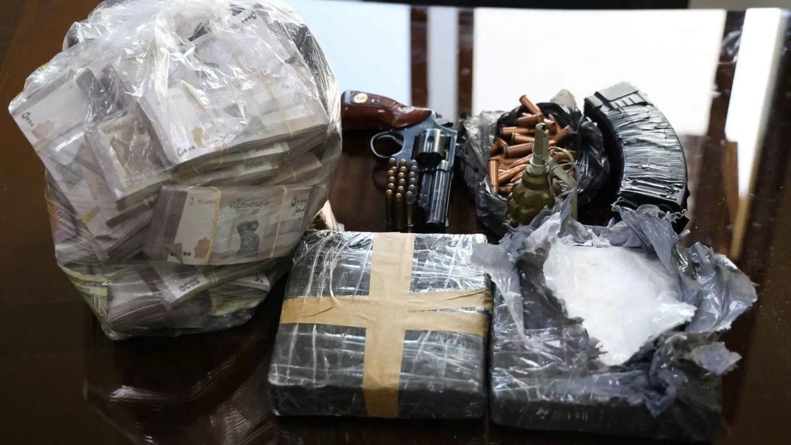 سوريا تعلن إحباط تهريب كوكايين وأسلحة من لبنان (صور)