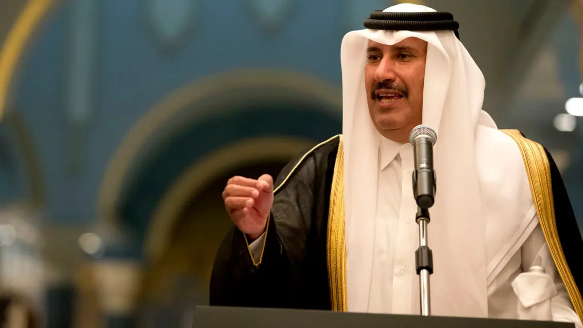 حمد بن جاسم يواجه انتقادات لاذعة وسخرية بسبب خطأ تاريخي في مقابلة صحفية (فيديو)