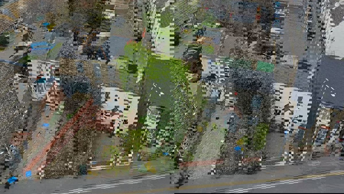 سكان حي يشتكون جارهم.. زرع حديقة نمت على ممتلكاتهم