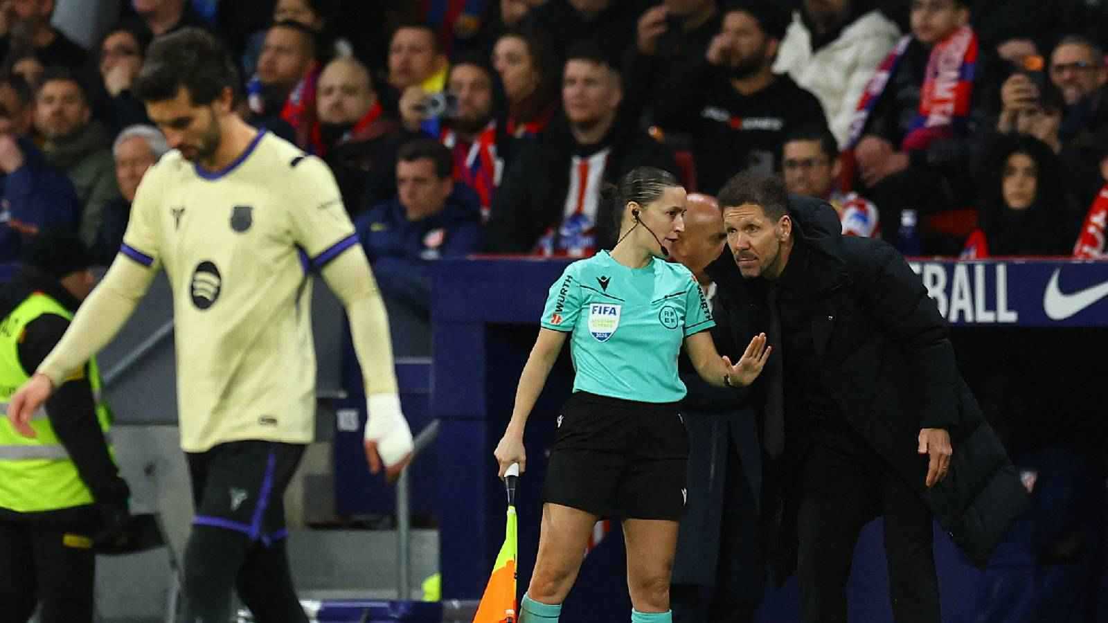 سيميوني يستفز لامين يامال (صور) 