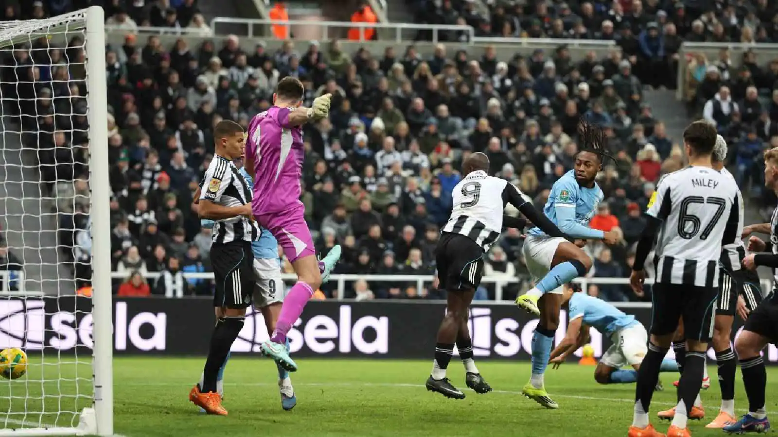 مانشستر سيتي يضع قدماً في نهائي كأس الرابطة بفوز مثير على نيوكاسل (فيديو)