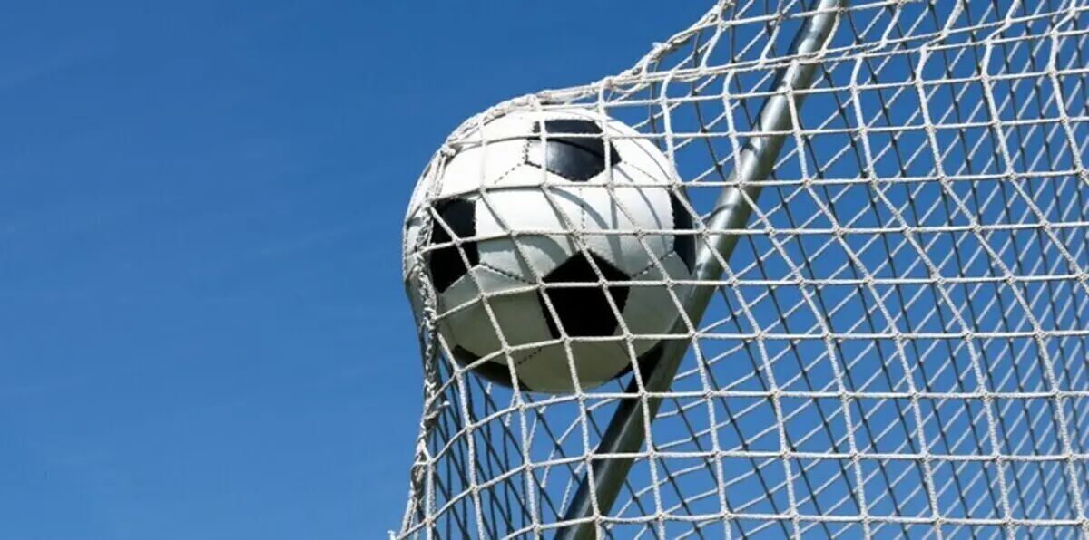 أراد تهنئة حارس مرماه فسجل هدفًا في شباكه (فيديو)