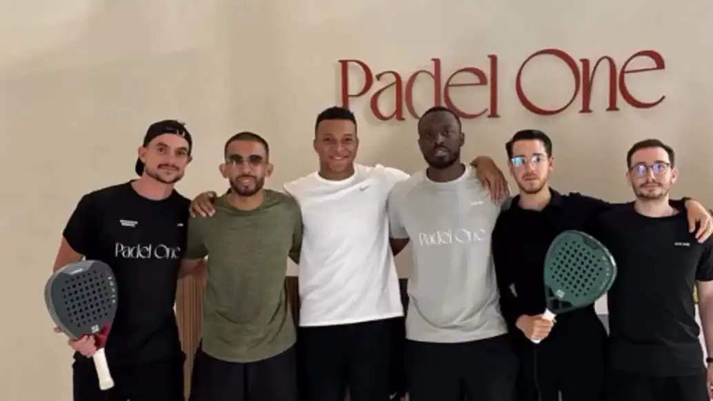 مبابي مع أصدقائه في نادي للبادل