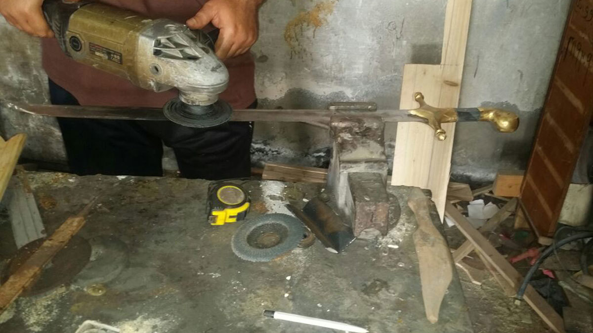 السلطات المغربية توقف "صناع سيوف" بمدينة فاس للاشتباه في بيعها لعصابات