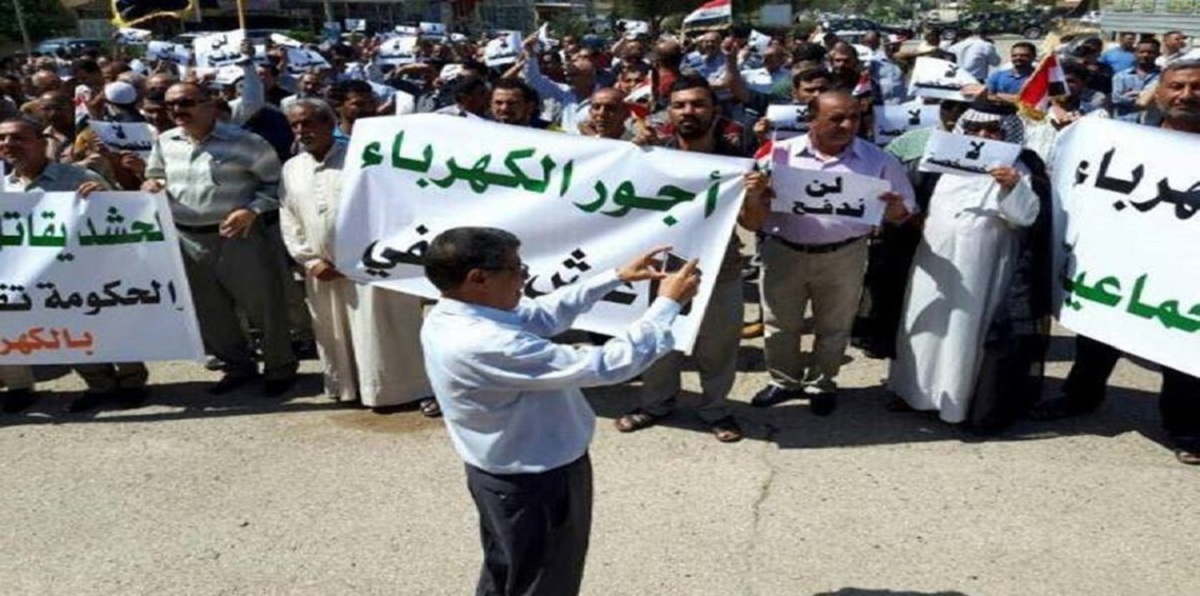 متظاهرون يقطعون طريقًا رئيسًا قرب بغداد احتجاجًا على خصخصة الكهرباء (فيديو وصور)