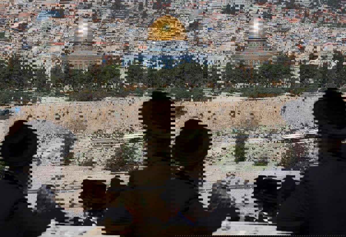 متطرفون يهود يحتجون على حفل مسيحي بالقرب من حائط البراق (فيديو)
