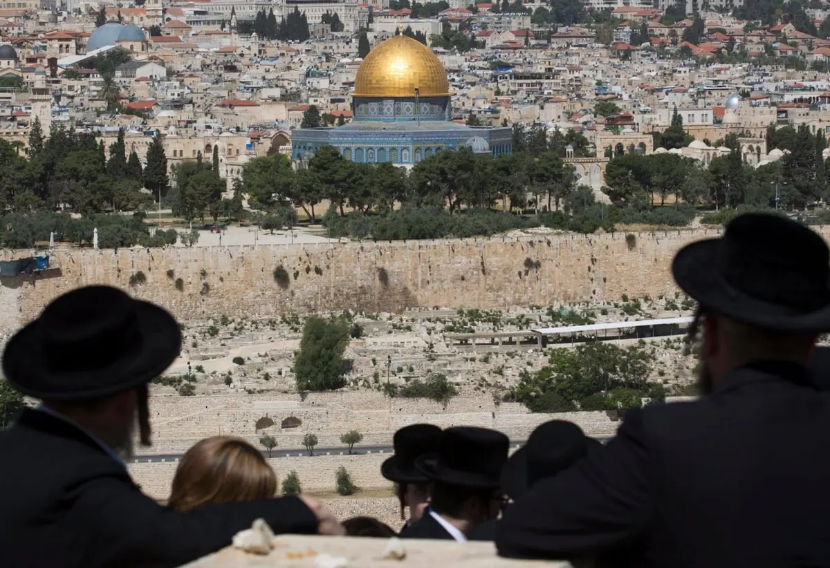 متطرفون يهود يحتجون على حفل مسيحي بالقرب من حائط البراق (فيديو)
