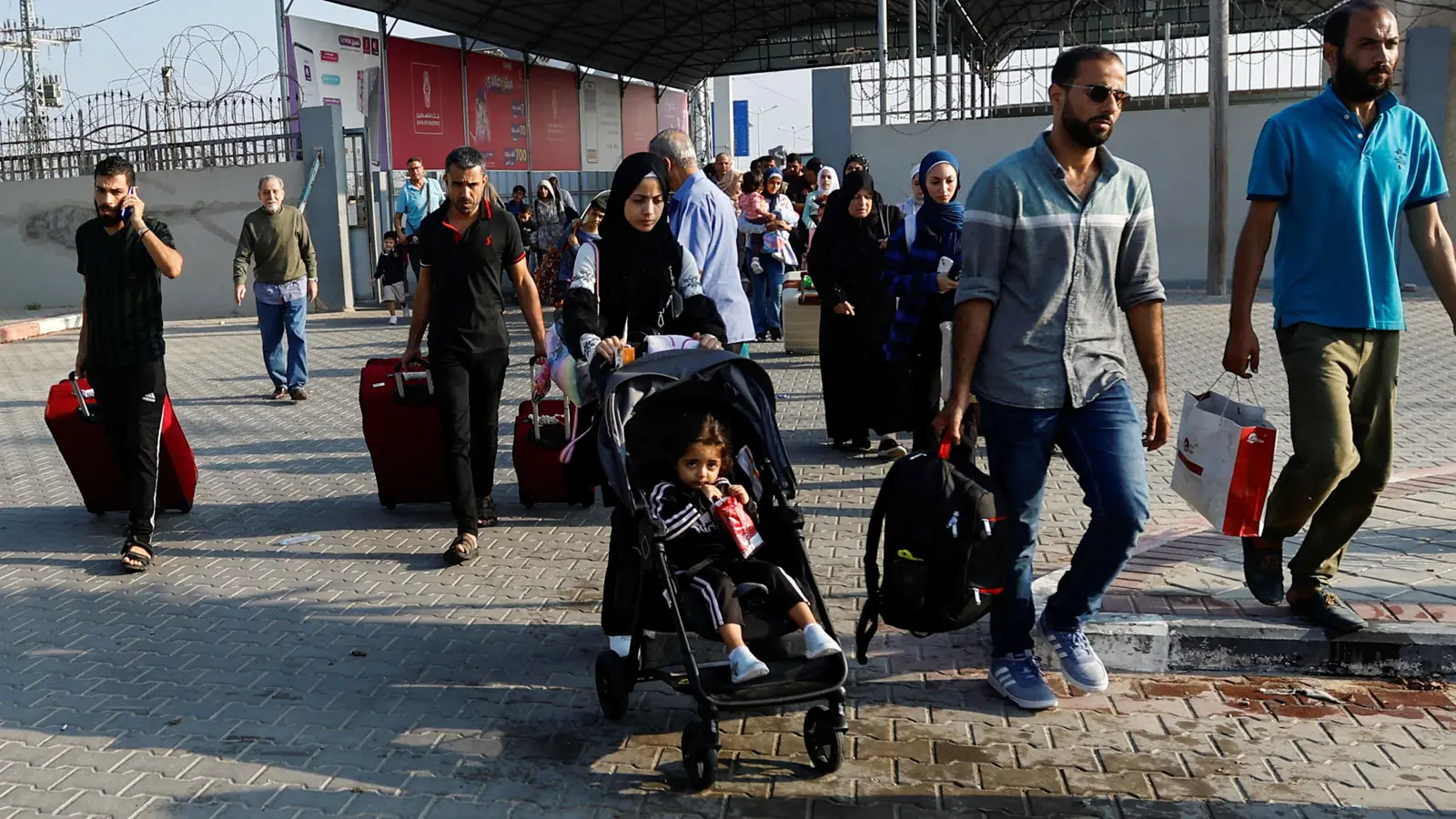 بينهم فرنسيون وفلسطينيون.. باريس تستقبل 115 شخصاً فروا من غزة