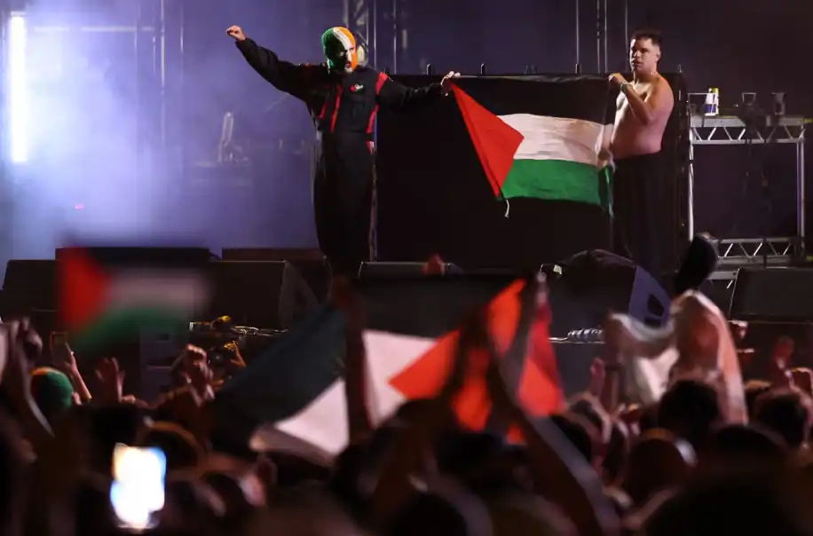 فرقة "ني كاب" أثناء حمل العلم الفلسطيني