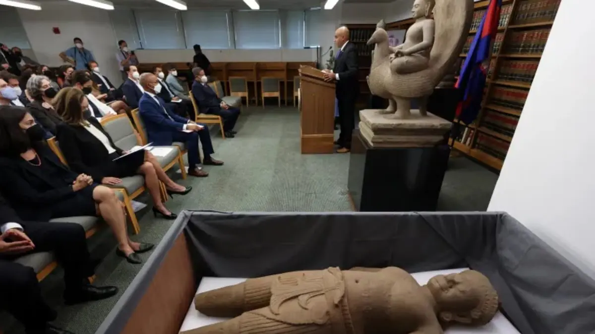 أمريكا تعيد 30 عملا فنيا منهوبا إلى كمبوديا وإندونيسيا (صور)