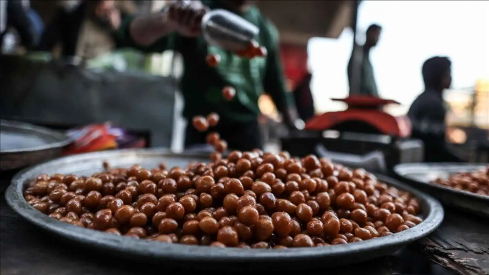 "حلويات رمضان" بأمر ترامب.. إسرائيل تنقل مشروبات الطاقة والشوكولاتة إلى غزة