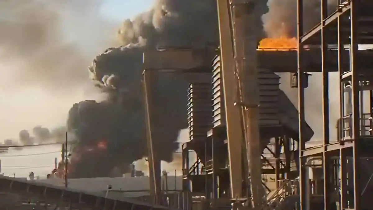حريق ضخم بإحدى أكبر مصافي النفط الأمريكية في تكساس (فيديو)