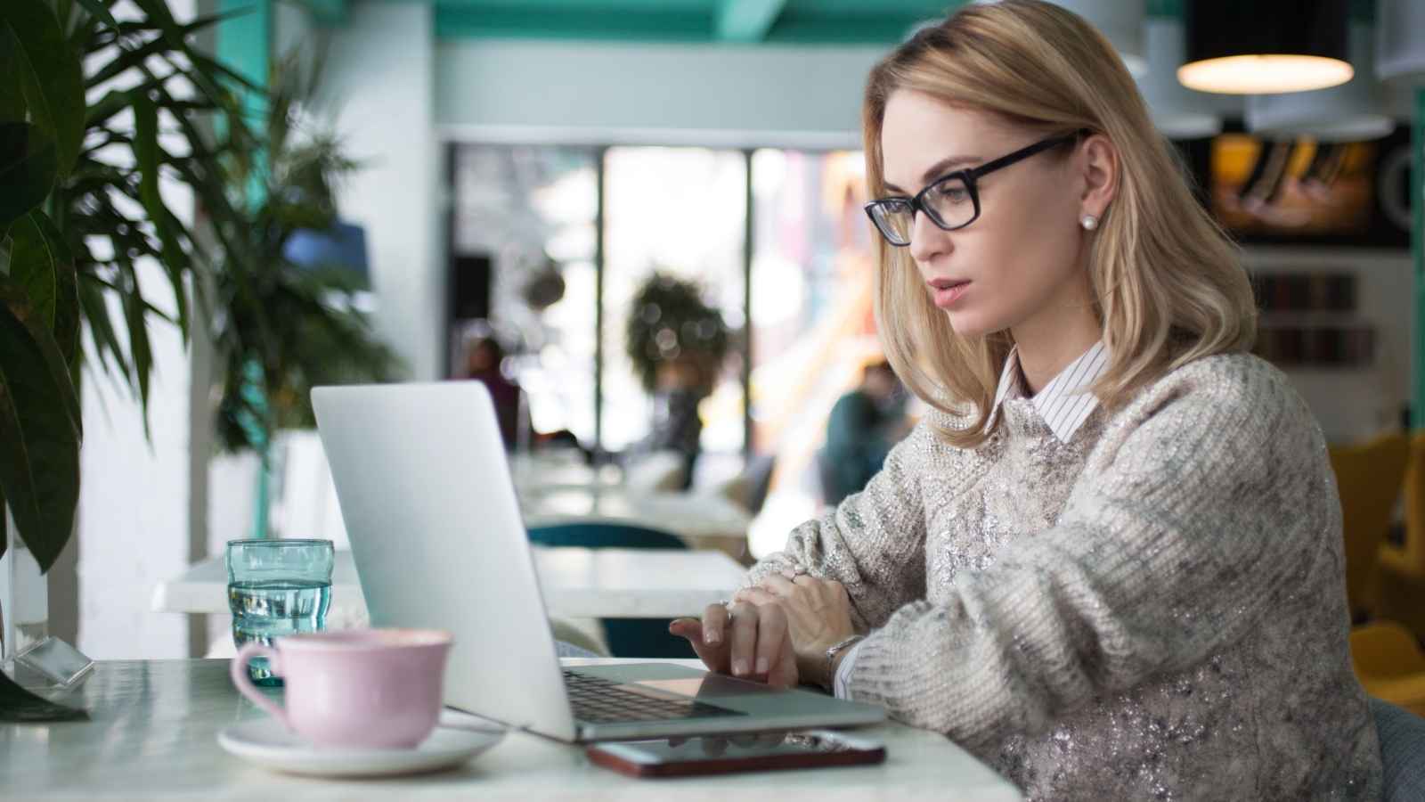 حسب جهازك.. كيف تُطيل عمر بطارية الكمبيوتر المحمول؟