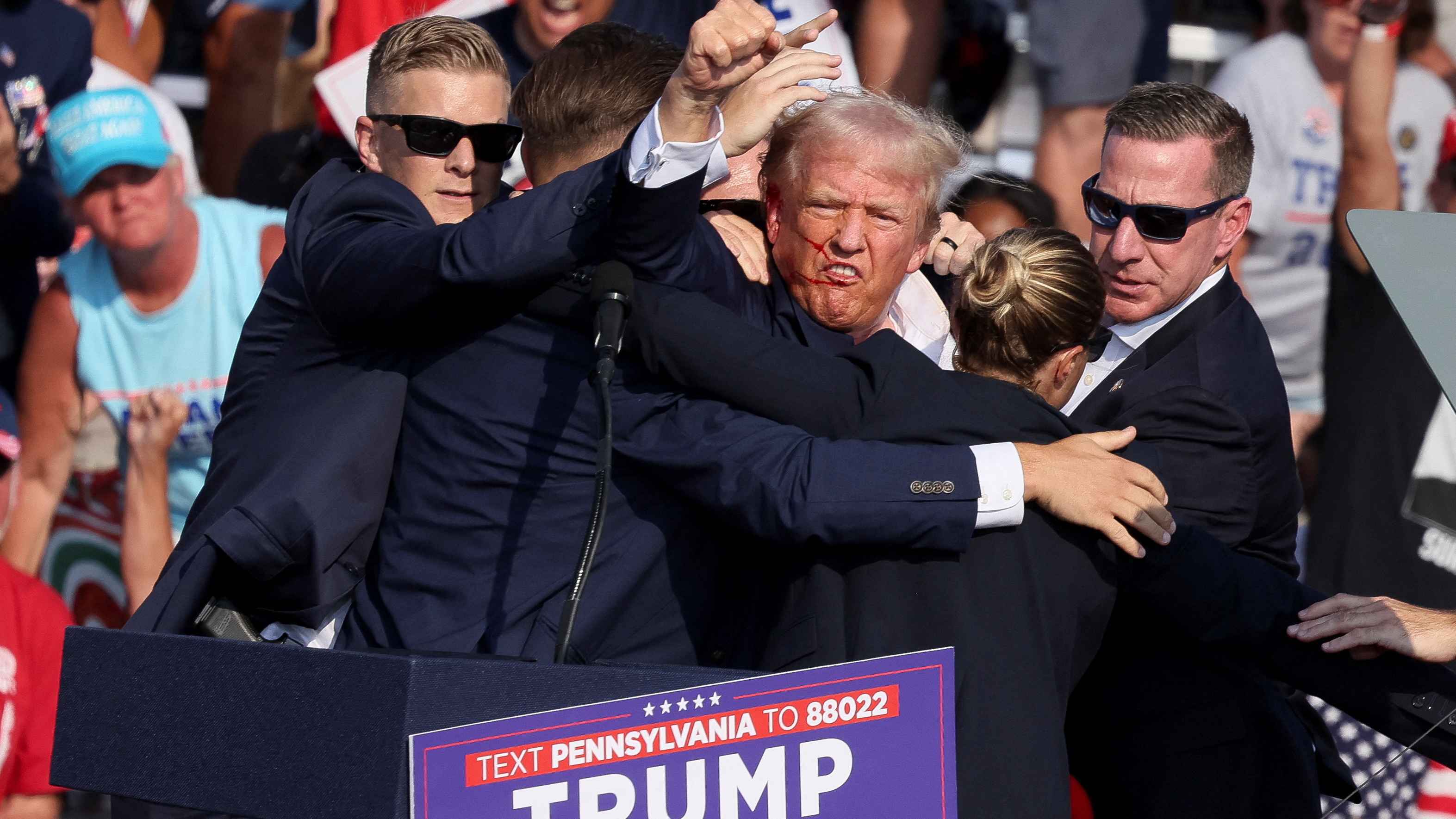 ما الرسالة التي حاول ترامب إيصالها لأنصاره لحظة محاولة اغتياله؟ (صور)