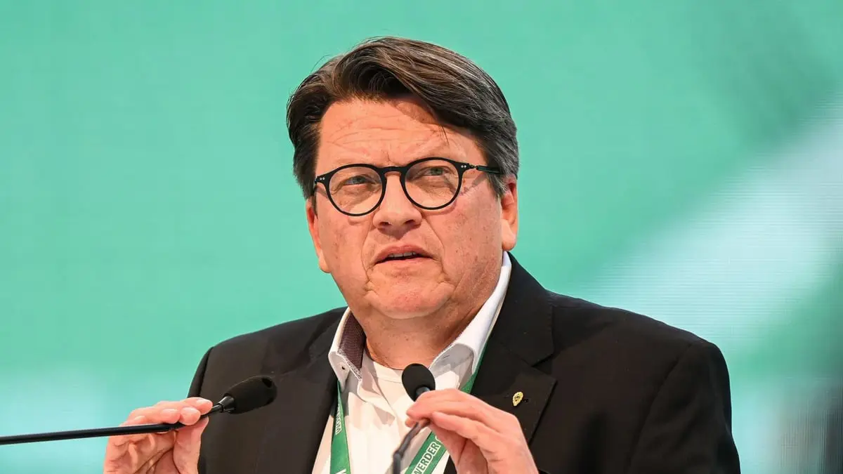 رئيس فيردر بريمن يؤيد استخدام الألعاب النارية في ملاعب مباريات الدوري الألماني