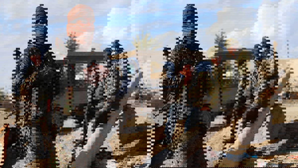 بعد اشتباكات.. ما القوى التي تتصارع في دير الزور السورية؟