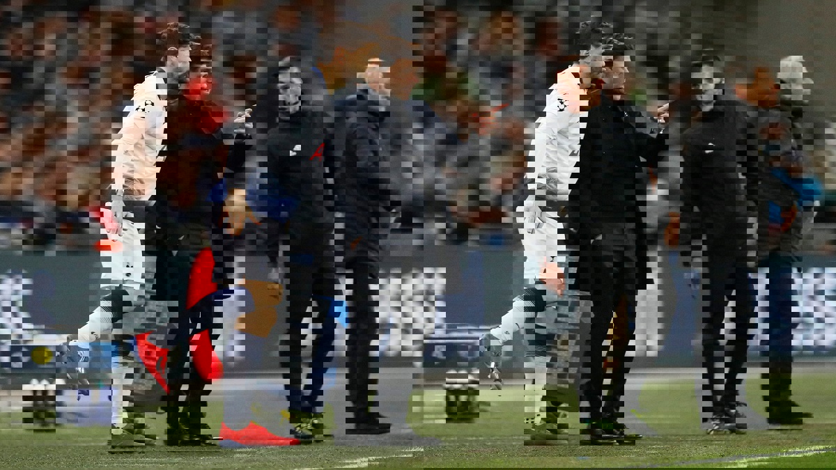 مباراة توتنهام وبروسيا دورتموند.. مدرب الفريق الألماني يرفض مصافحة بوكيتينو بشكل غريب (فيديو)