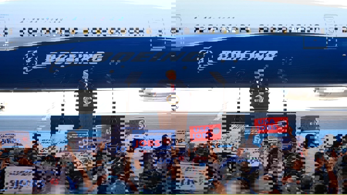 ترامب يتعهد بمساعدة "بوينغ" لإنقاذها من الانهيار