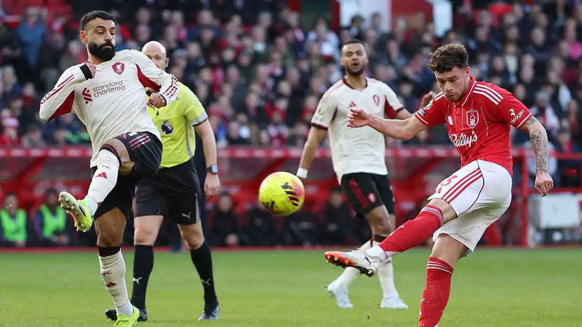 سر الابتسامة التي أثارت جدلًا.. لماذا ضحك صلاح أثناء تبديله أمام نوتنغهام؟