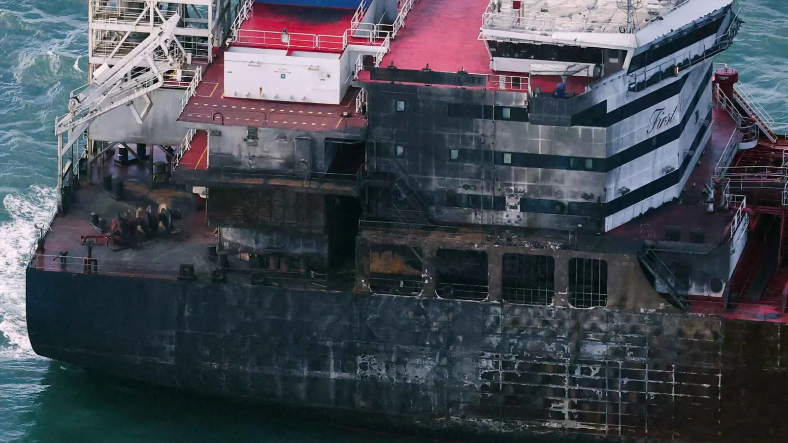 معجزة بحر الشمال.. ناجون يروون لحظة "الهروب الكبير" من كارثة الناقلة