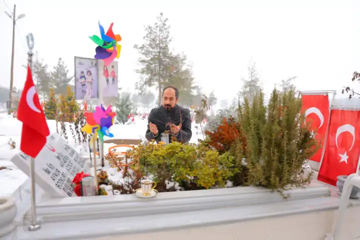 الرجل التركي عند القبور 