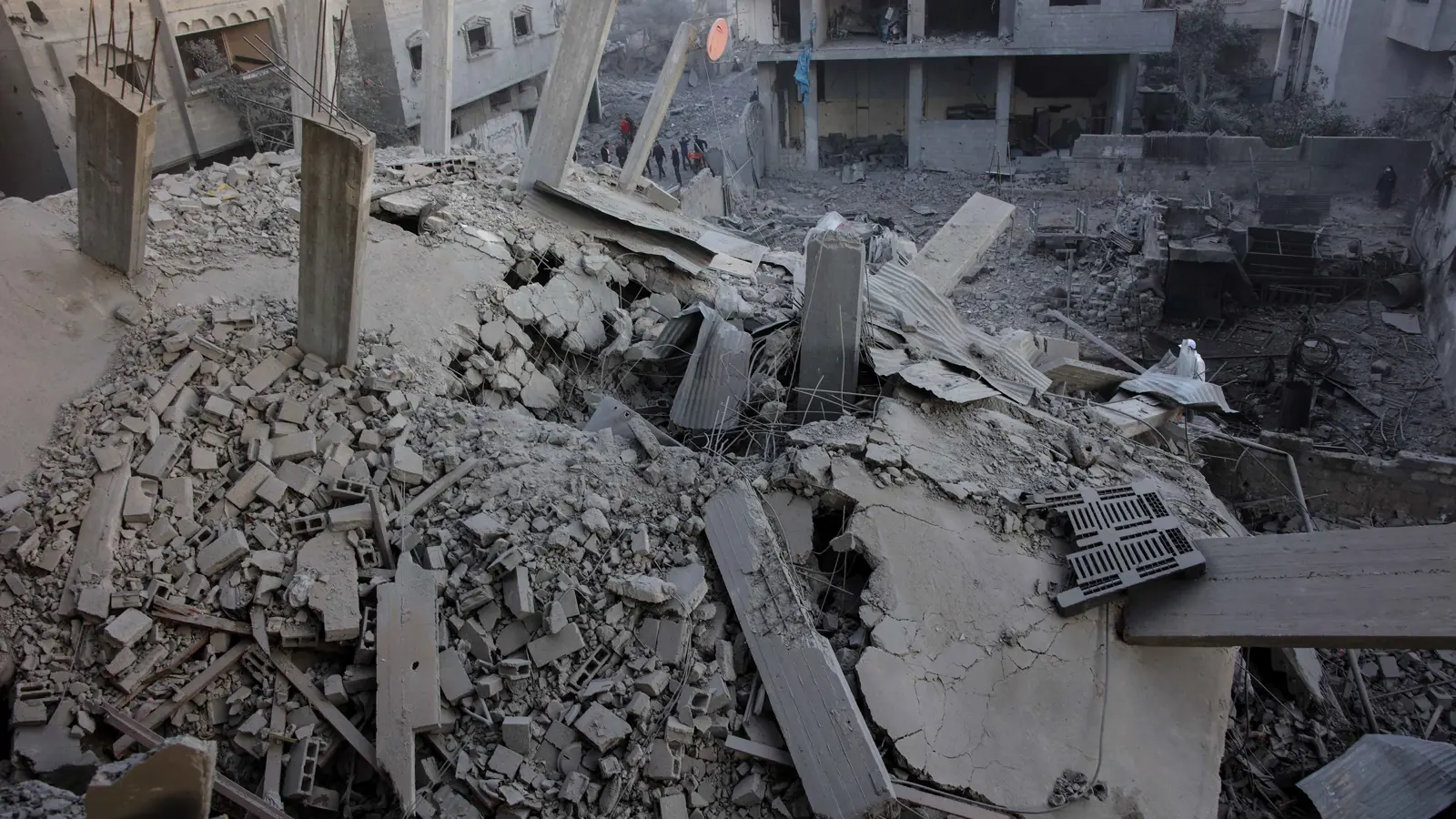 مقتل أكثر من 45 فلسطينياً بغارتين على خان يونس ومدينة غزة (فيديو)