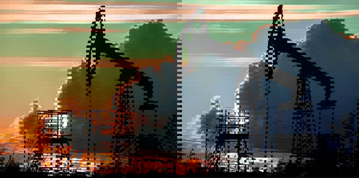 النفط يواصل الانخفاض متأثرًا بصعود الدولار وارتفاع الإنتاج الأمريكي