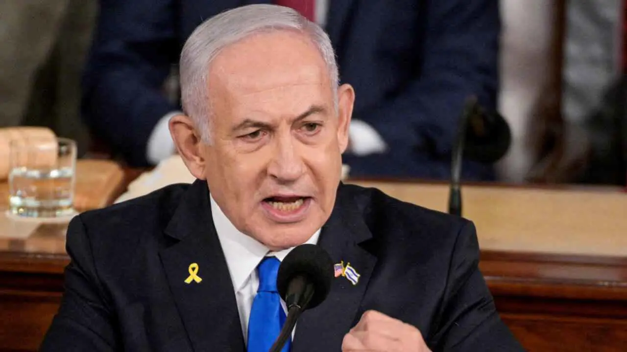 إعلام عبري: نتنياهو يرفض إدخال منازل متنقلة وآليات هندسية إلى غزة