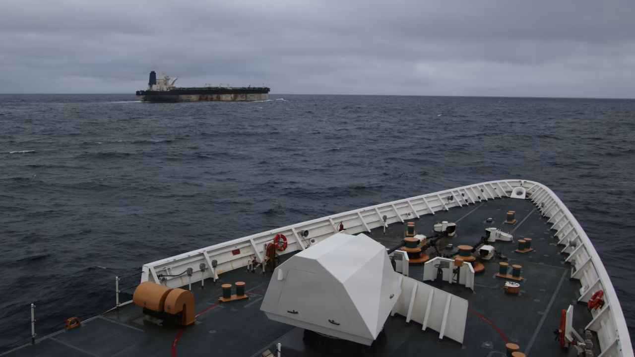 تتحصن بالعلم الروسي.. "ناقلات الظل" تنذر بتصعيد غير معلن بين واشنطن وموسكو