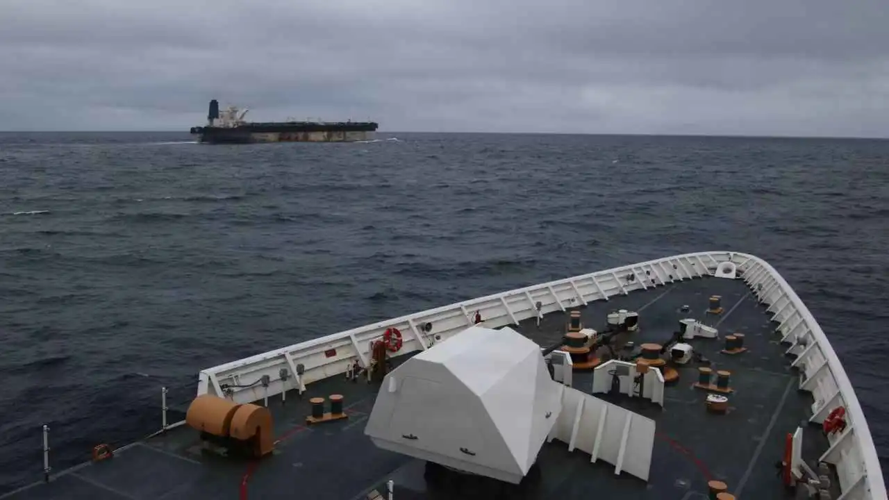 تتحصن بالعلم الروسي.. "ناقلات الظل" تنذر بتصعيد غير معلن بين واشنطن وموسكو