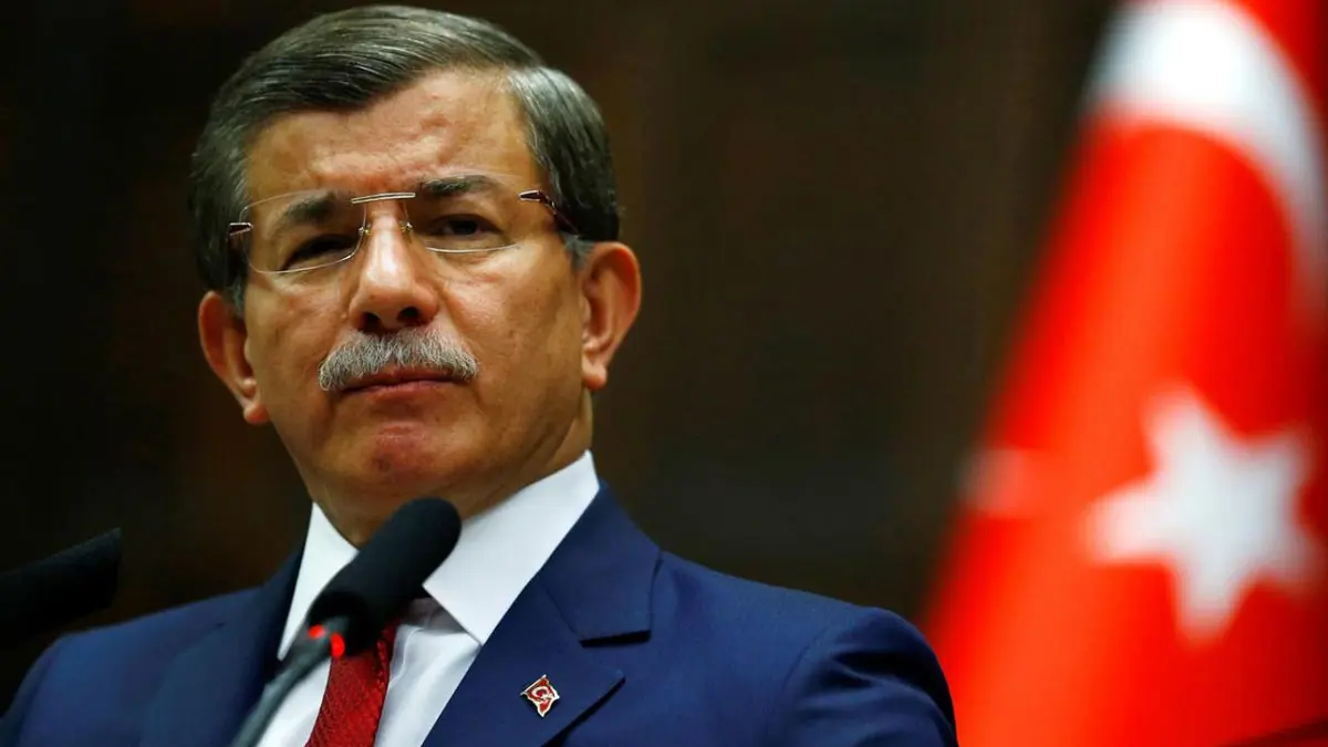 أوغلو يسخر من "ديمقراطية أردوغان" ويتهم الحزب الحاكم بالفساد والمحسوبية