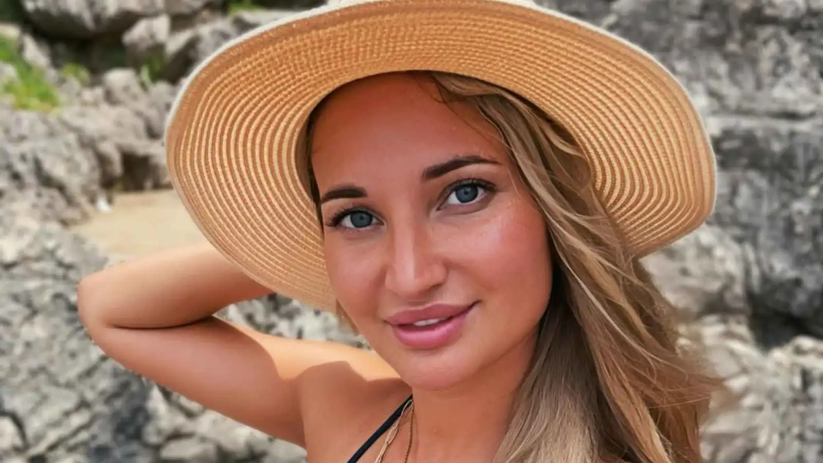 وفاة المؤثرة الإيطالية يوليا بورتسيفا بعد إجراء تجميلي