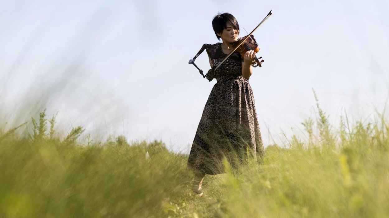 عازفة كمان يابانية تدخل غينيس بذراع اصطناعية وتلهم العالم (فيديو)