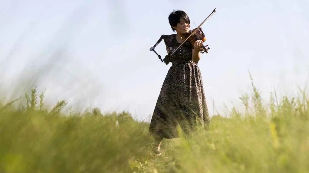 عازفة كمان يابانية تدخل غينيس بذراع اصطناعية وتلهم العالم (فيديو)