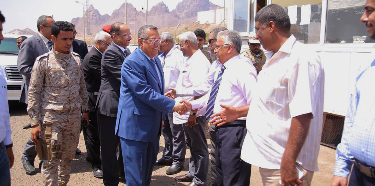 بن دغر: نعمل على توفير الإمكانيات اللازمة لتشغيل مصفاة نفط عدن قريبًا