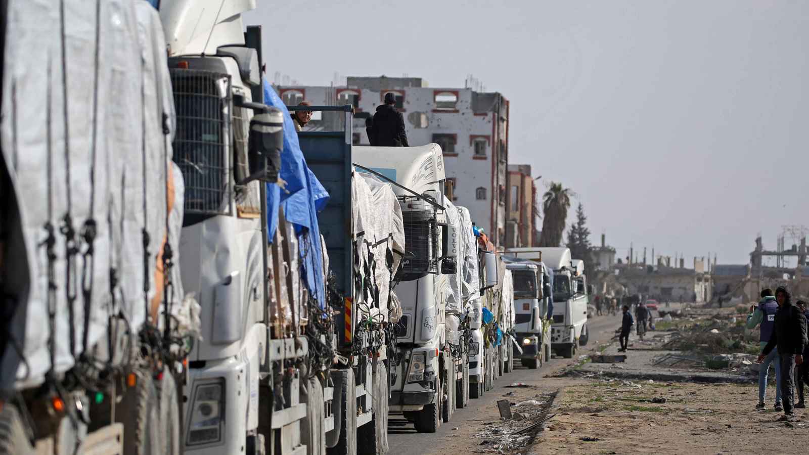 أكثر من المتوقع.. مئات الشاحنات محمّلة بالمساعدات الإنسانية تدخل غزة