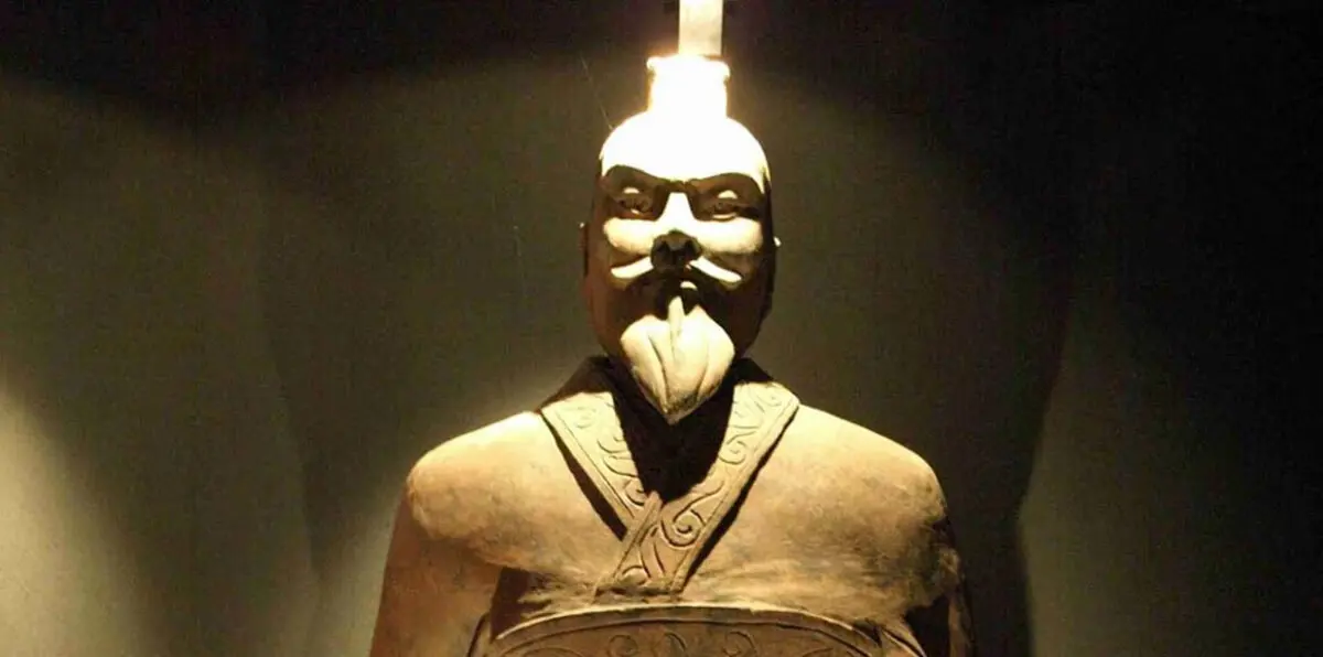 الرياح تسقط تمثال أول أباطرة الصين (صور)