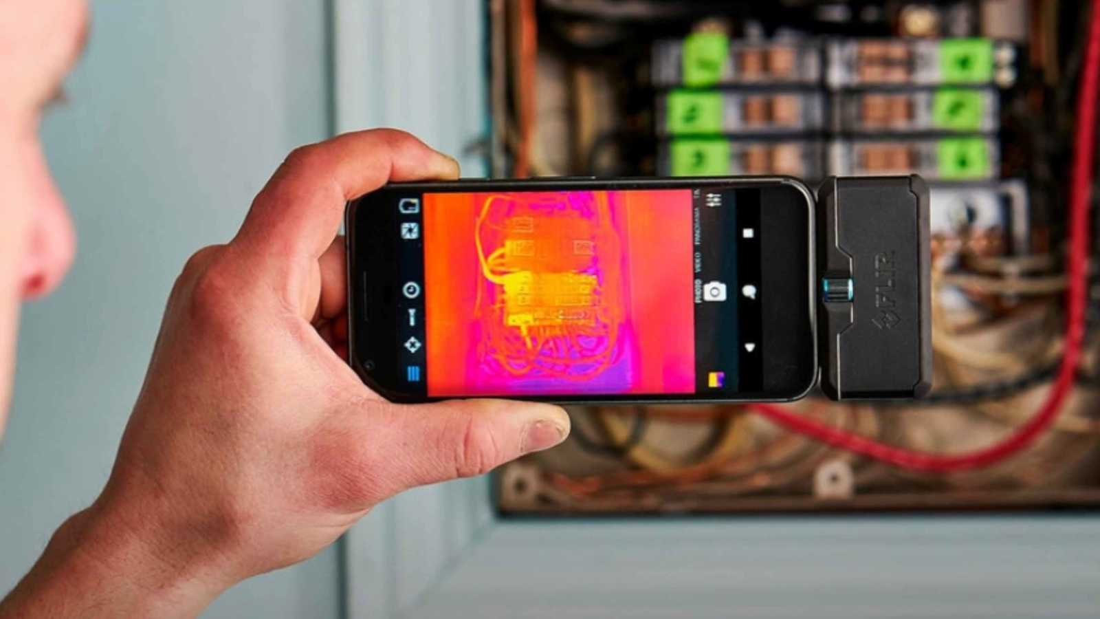 غريبة لكن مفيدة.. أجهزة يمكنك توصيلها بمنفذ USB في هاتفك