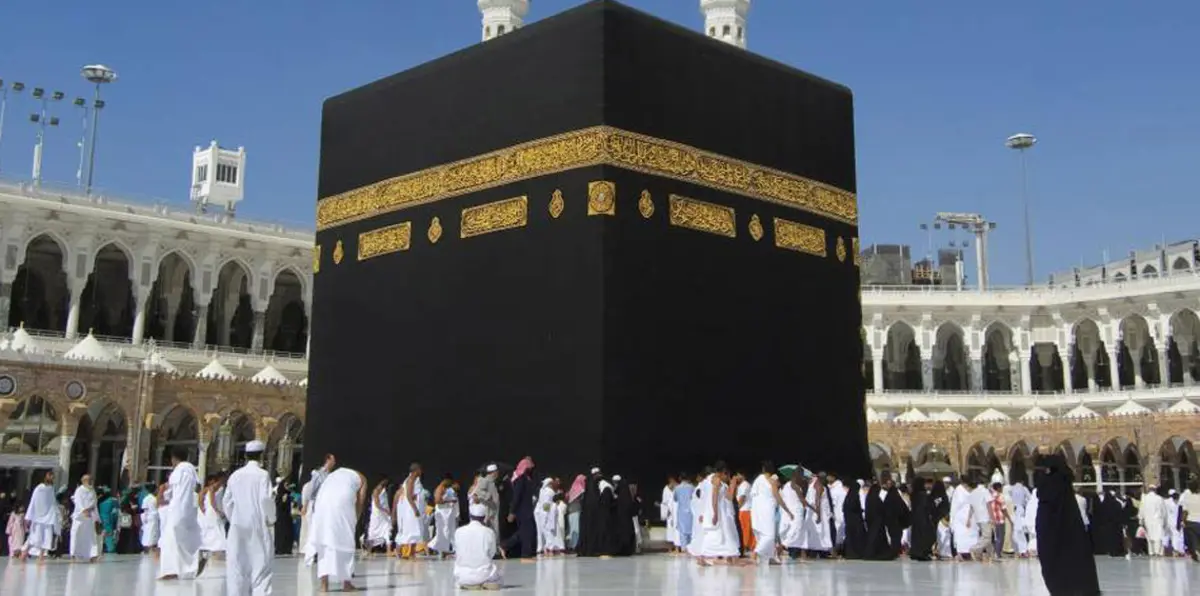 شاهد كيف يتواصل رجال الأمن في المسجد الحرام مع المعتمرين بمختلف اللغات (فيديو)