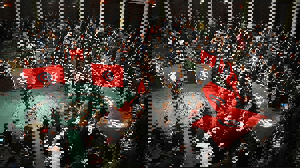 نائب يثير ضجة في البرلمان التونسي برفع شعار "رابعة" (فيديو)‎