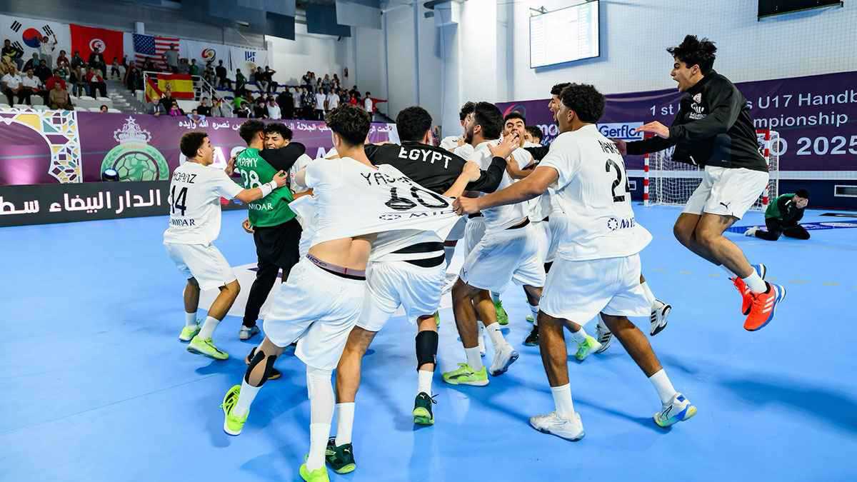  من احتفالات منتخب مصر للناشئين بالتأهل إلى نهائي كأس العالم. (وكالات) 